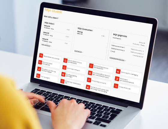 Je kijkt met iemand mee op een laptop naar de MijnDudok portaal omgeving
