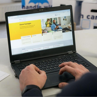 Close-up van een laptop met daarop de Dienst Toeslagen. De foto wordt gebruikt voor een artikel over huurtoeslag.