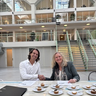 Dudok Wonen en Karbouw tekenen overeenkomst transformatie Larenseweg 30