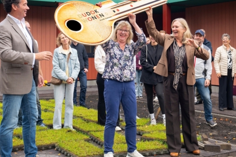 Eerste bewoners ontvangen sleutel van de Iephof